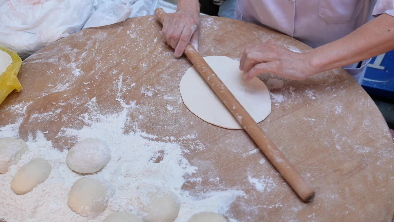 用擀面杖手工制作面饼视频素材