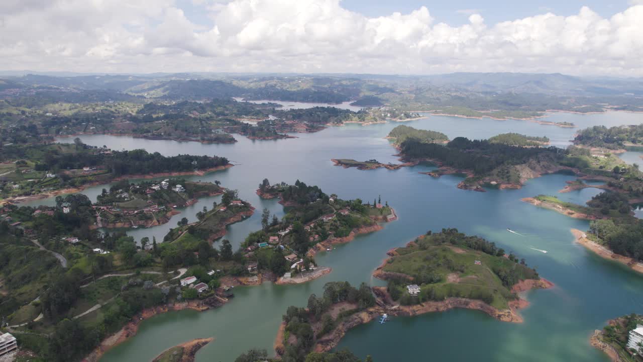 鸟瞰图:peñón de guatapoise湖，郁郁葱葱的绿色岛屿和周围的山脉视频素材