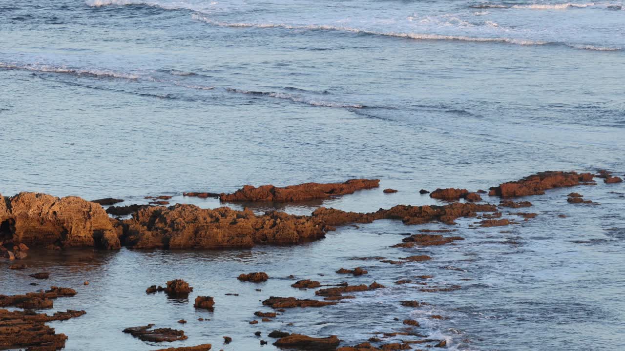 海浪冲击着岩石海岸线视频素材