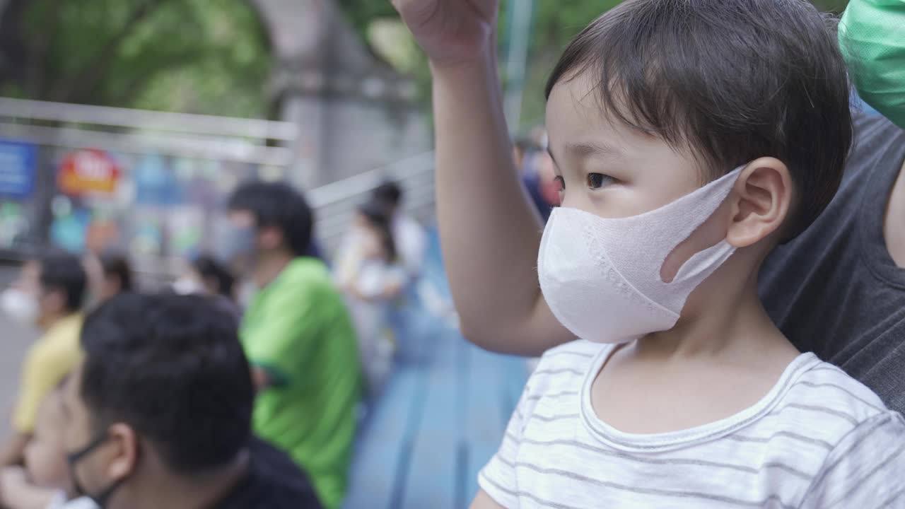 亚洲妈妈们在动物园里开心地看表演。视频素材