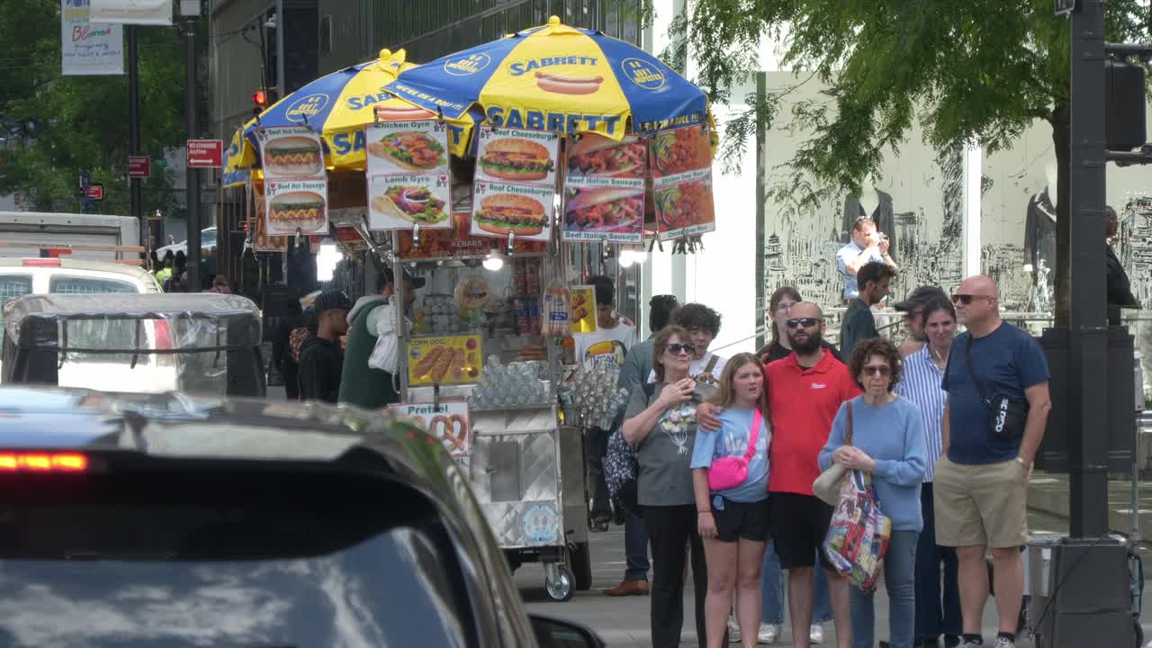 纽约的游客和食品小卖部视频素材