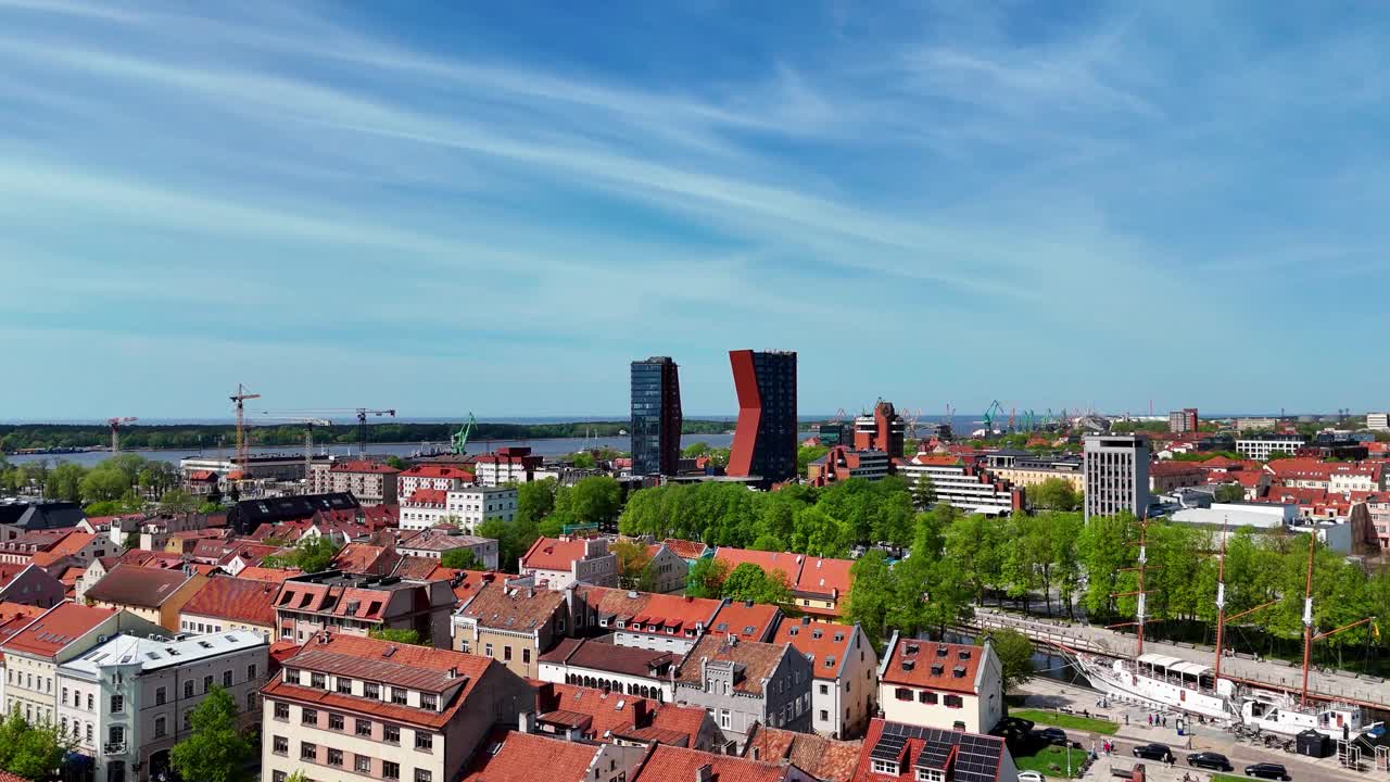 克莱佩达的城市景观以现代建筑和历史建筑为特色，鸟瞰图视频素材