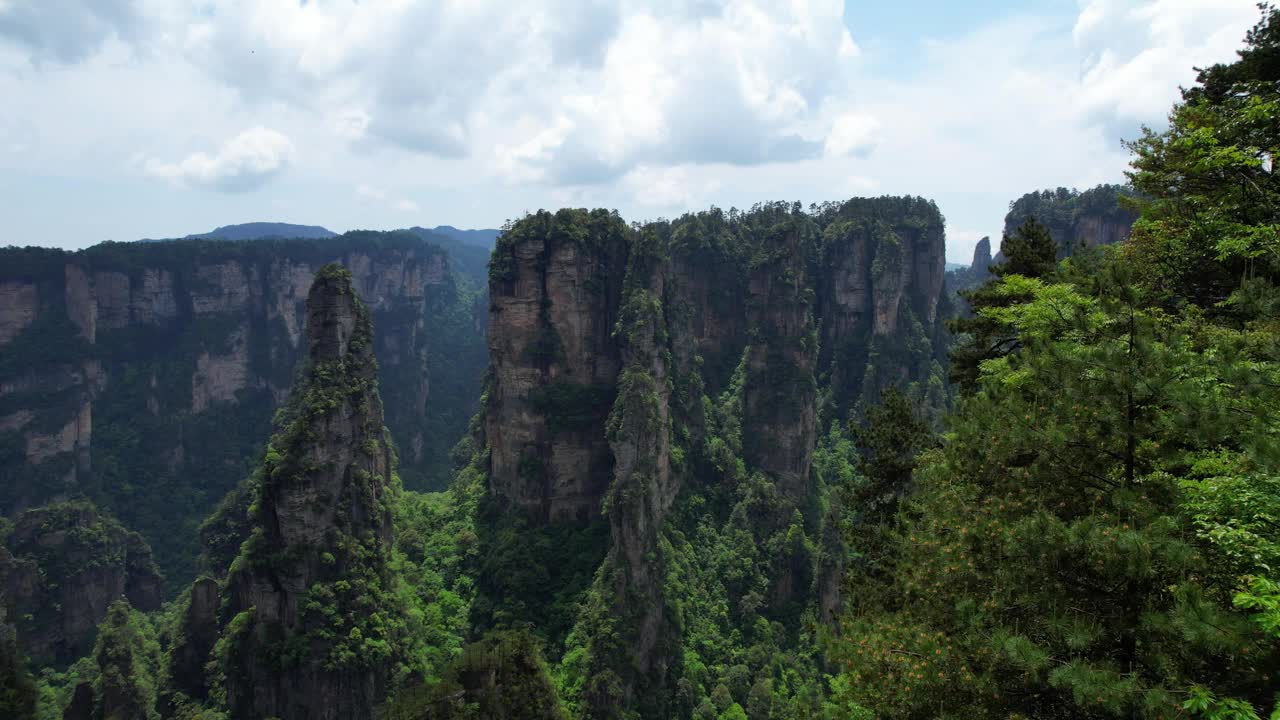 中国张家界国家森林公园，无人机飞向高耸的哈利路亚山视频素材