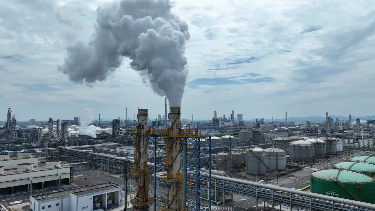 炼油厂排气烟囱特写视频素材