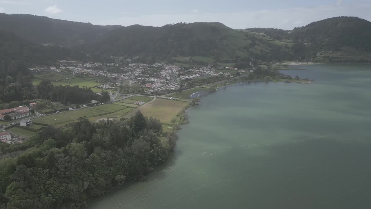 依湖而建，山清水秀，鸟瞰图视频素材