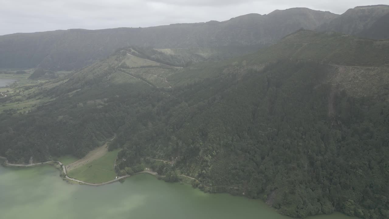 葡萄牙塞特Cidades，郁郁葱葱的青山和阴天下宁静的湖泊视频素材