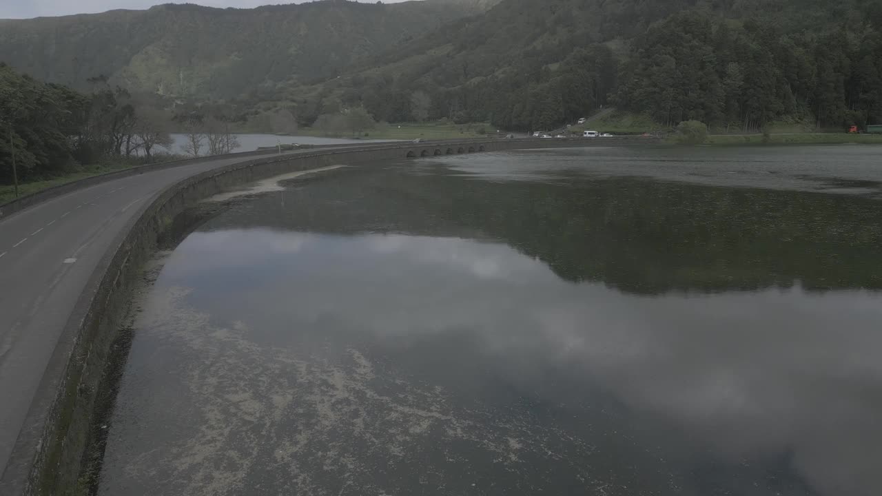 风景秀丽的鸟瞰图塞特Cidades在葡萄牙与宁静的湖泊和郁郁葱葱的青山视频素材