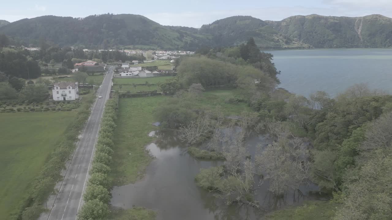 鸟瞰图，葡萄牙塞特cidades展示了湖泊，道路和绿色田野的风景视频素材