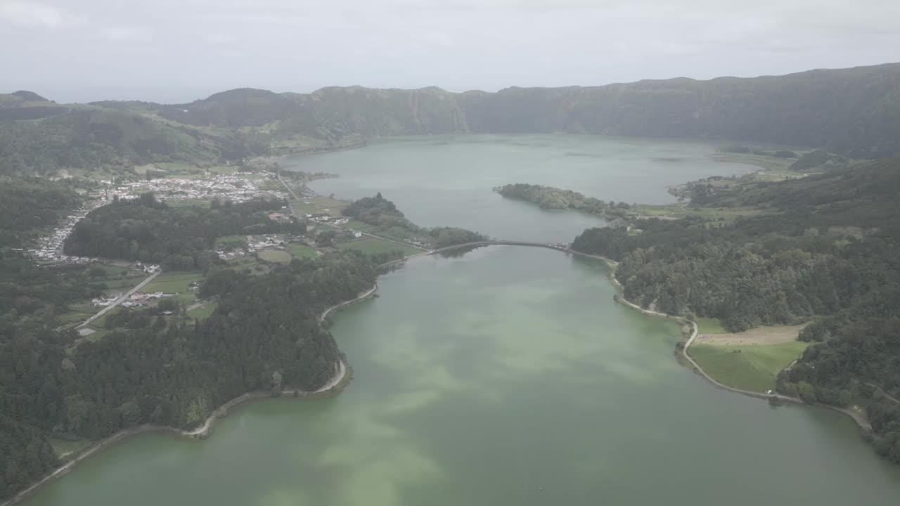 葡萄牙塞特Cidades湖和周围景观的鸟瞰图视频素材