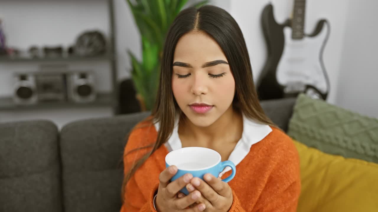 一位宁静的西班牙妇女在家里享受着她的咖啡，散发着舒适和轻松的氛围。视频素材