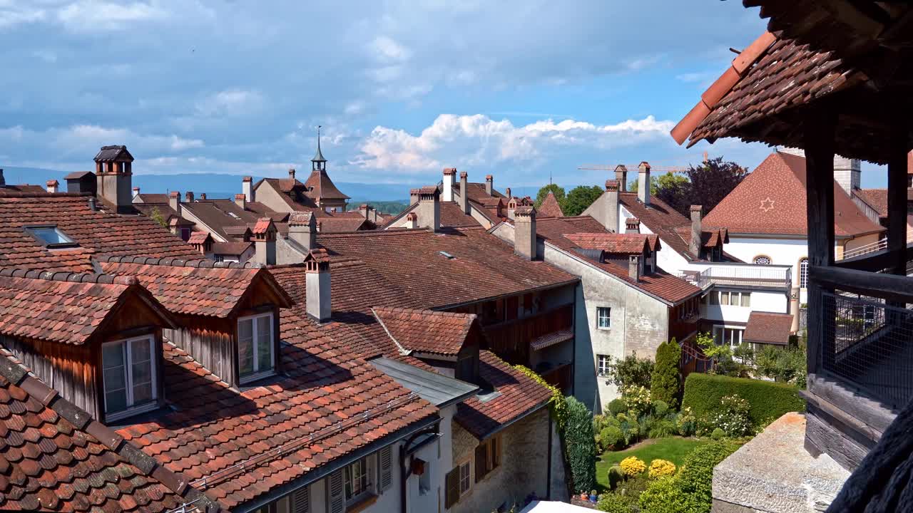 瑞士莫尔滕老城的屋顶景色，多云的天空背景。视频下载