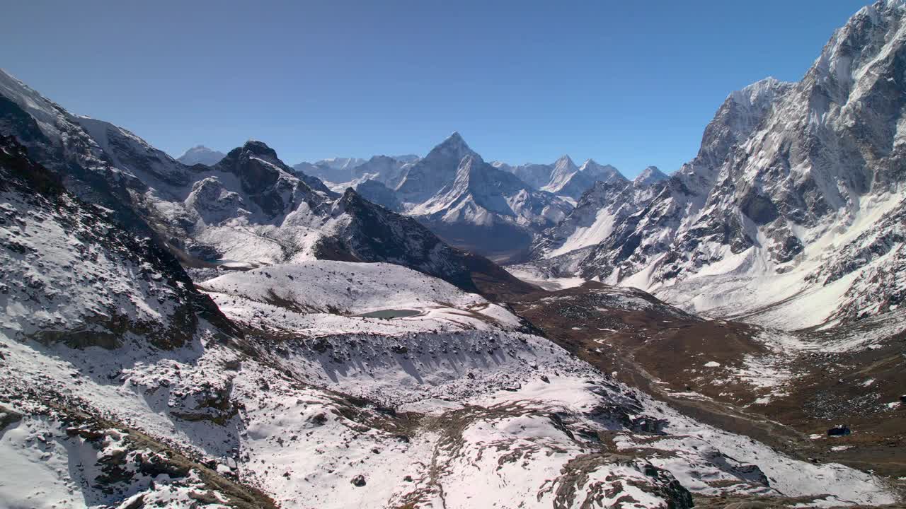 从珠峰国家公园鸟瞰乔拉山景视频素材