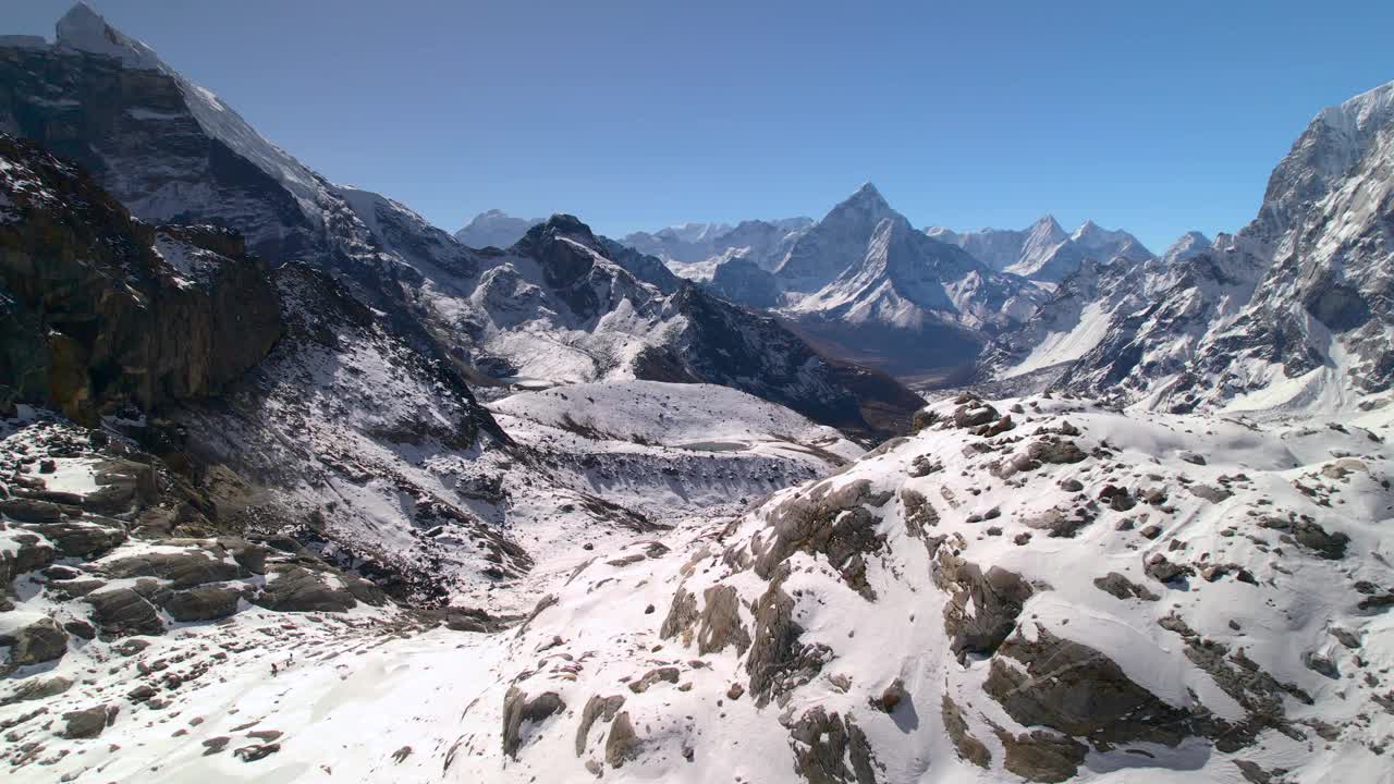 从珠峰国家公园鸟瞰乔拉山景视频素材