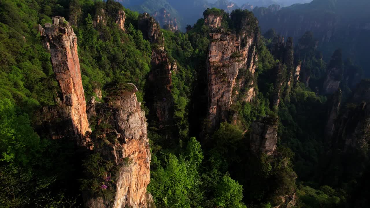 日落时分，无人驾驶飞机在天子山的岩溶柱上飞行，景色壮丽。张家界视频素材