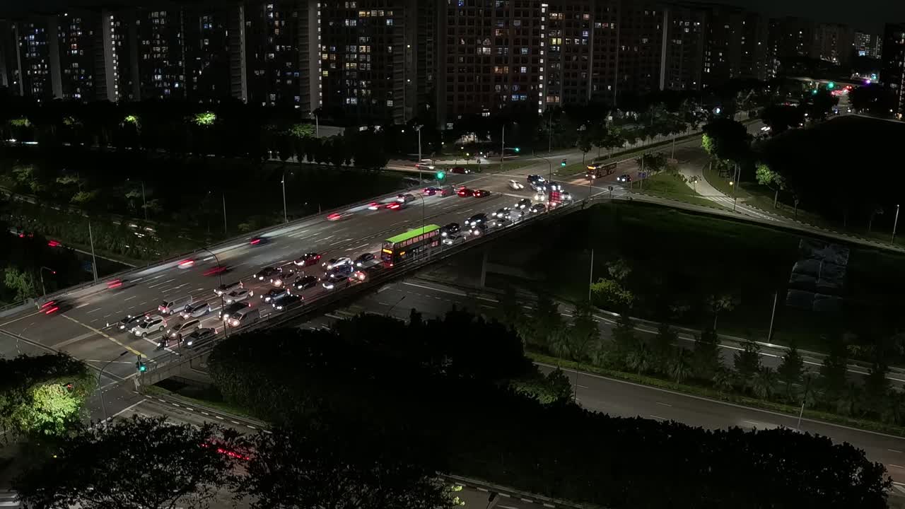 繁忙的十字路口和高速公路的高角度夜景视频素材