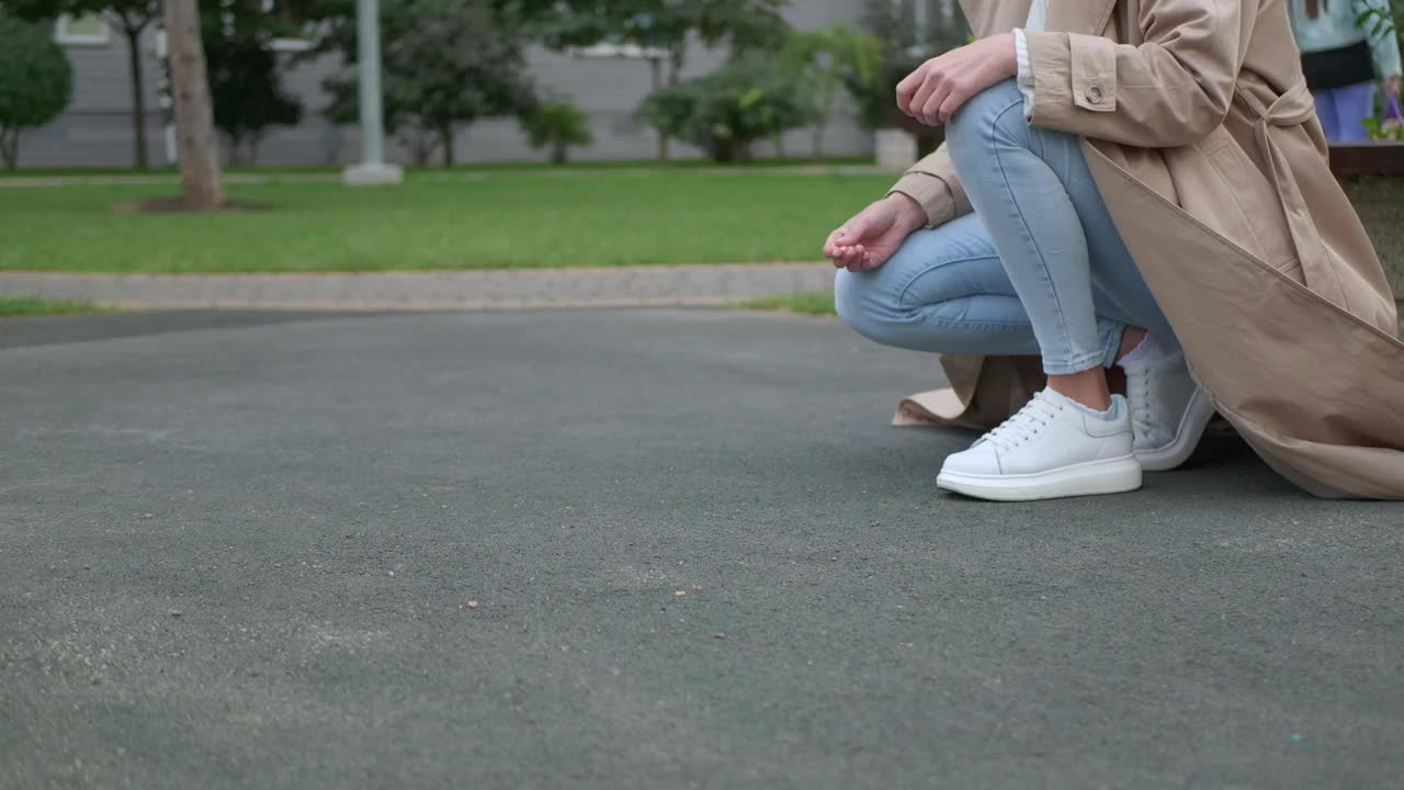 一位女士在户外给她可爱的哈巴狗喂食，特写视频素材