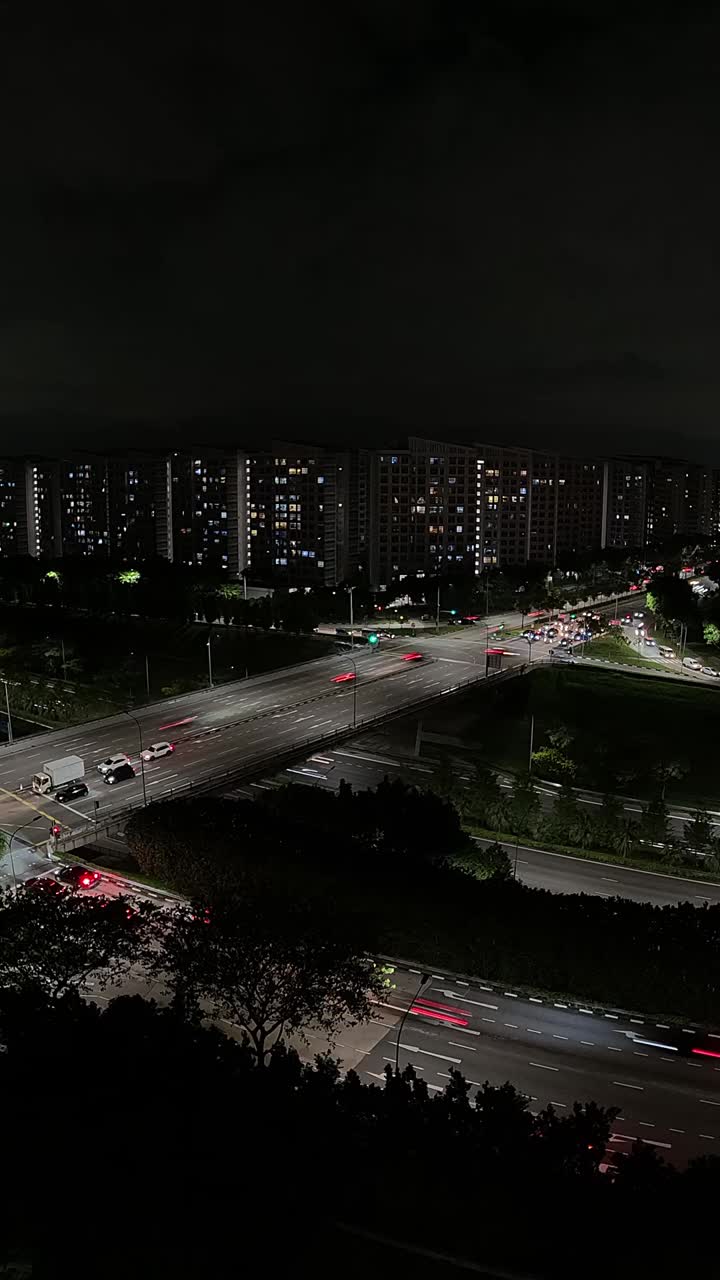 垂直高角度夜景繁忙的十字路口和高速公路视频素材