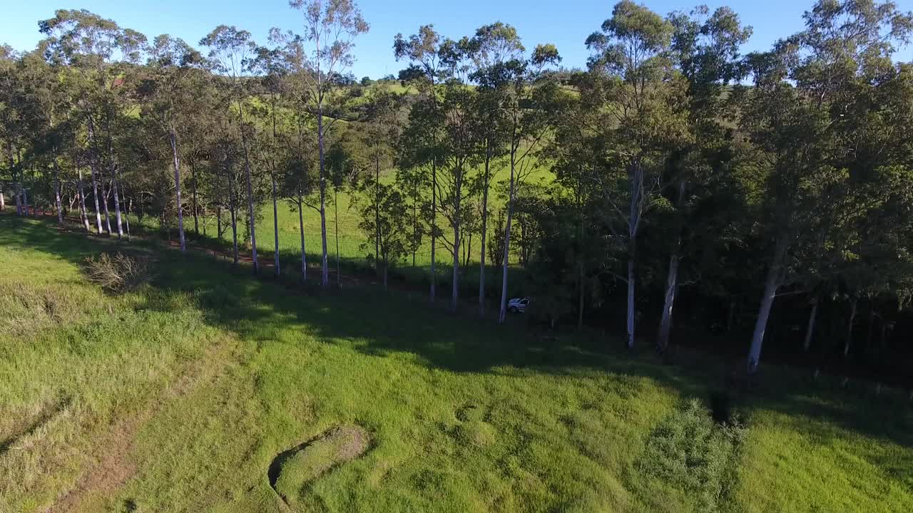 空中无人机镜头骑自行车通过风景秀丽的乡村景观视频素材