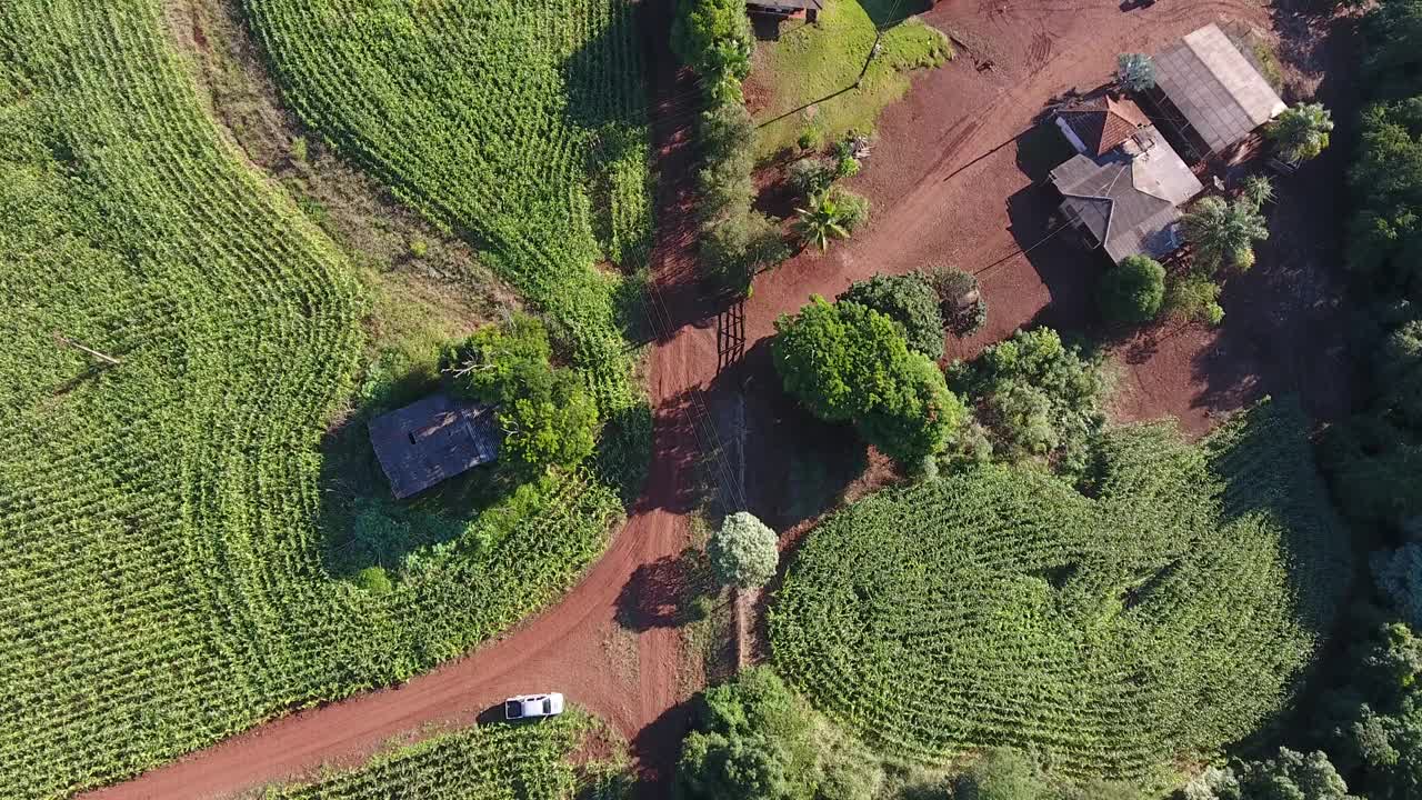 空中无人机镜头骑自行车通过风景秀丽的乡村景观视频素材