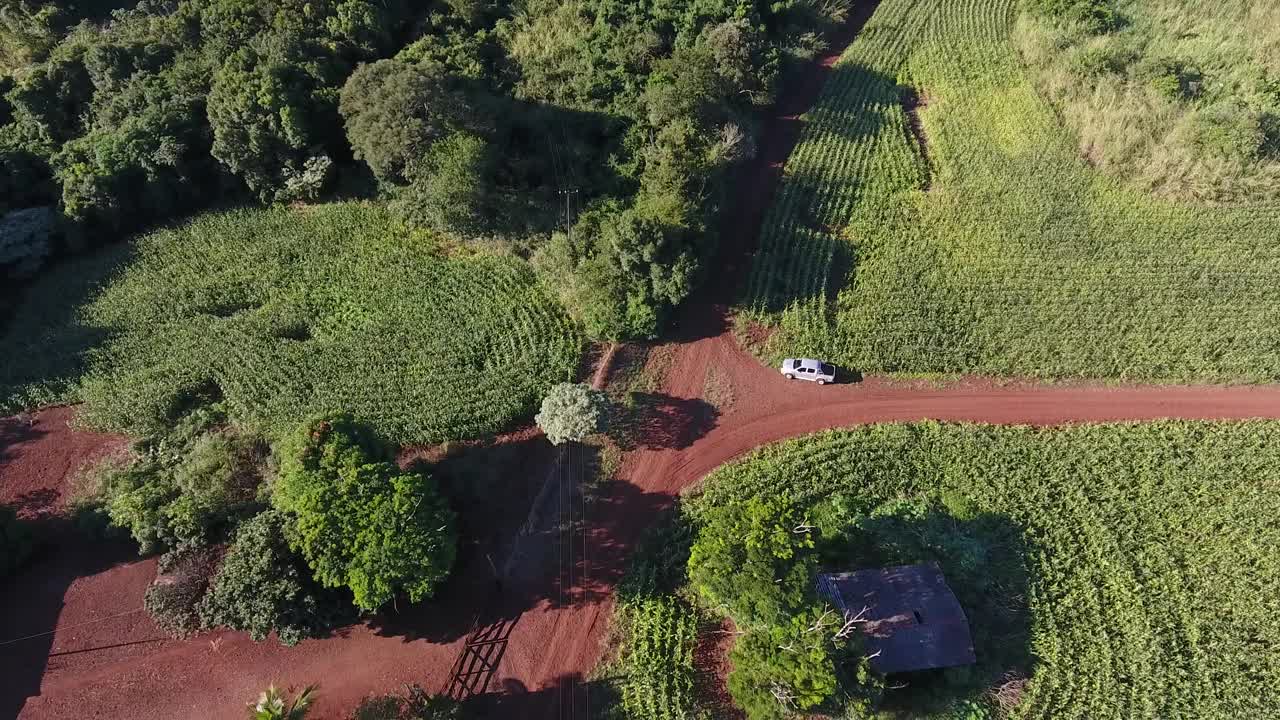 空中无人机镜头骑自行车通过风景秀丽的乡村景观视频素材