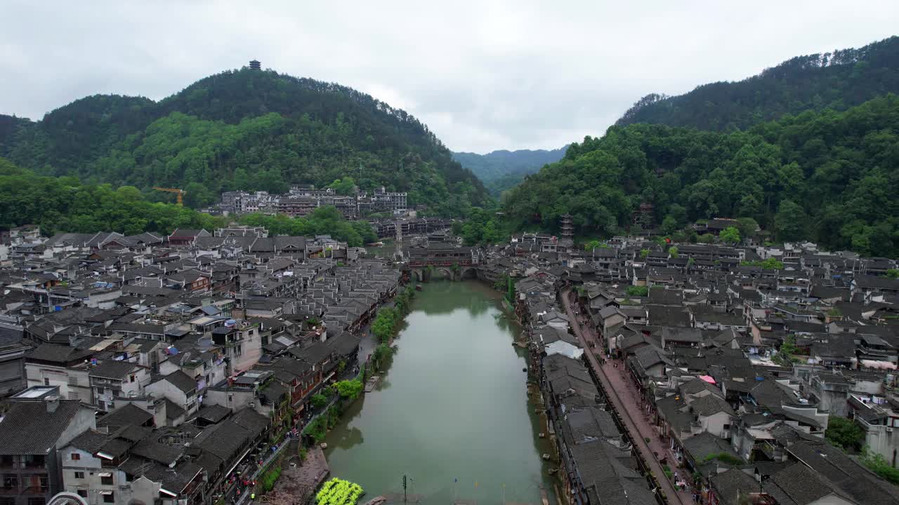 凤凰古城，依山傍水，有彩虹桥和万明塔。空中视频素材