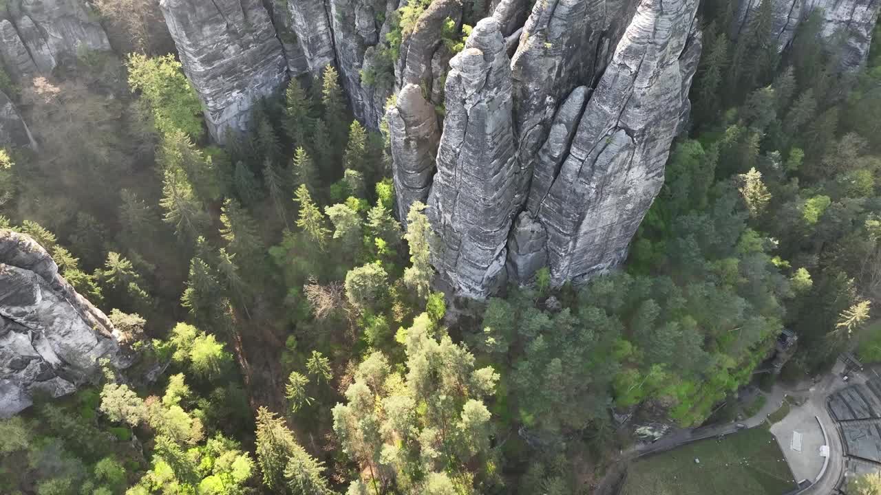 德国Korort Rathen附近的易北河Bastei岩层鸟瞰图。4K无人机视频素材