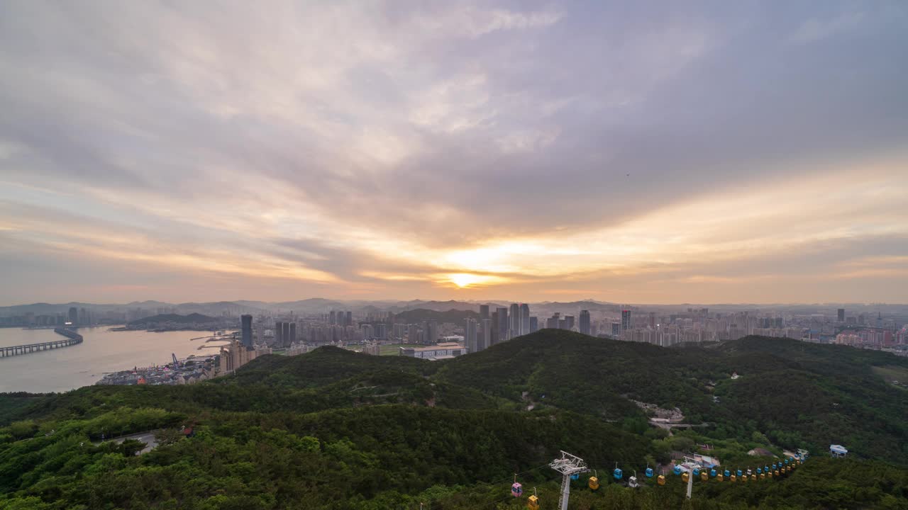 日落时的城市海滨天际线视频下载