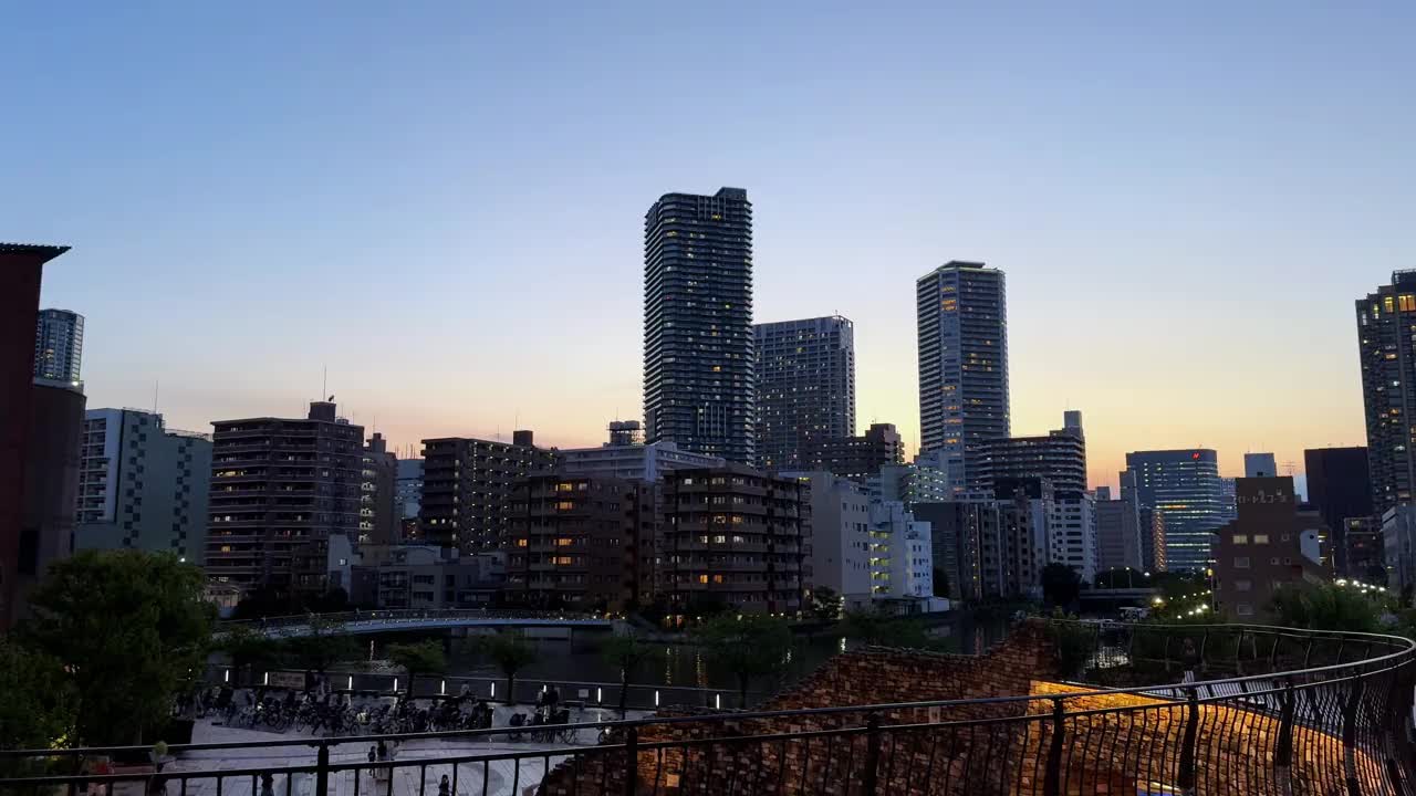 日落时分的城市天际线，高楼大厦和宁静的夜晚气氛视频素材