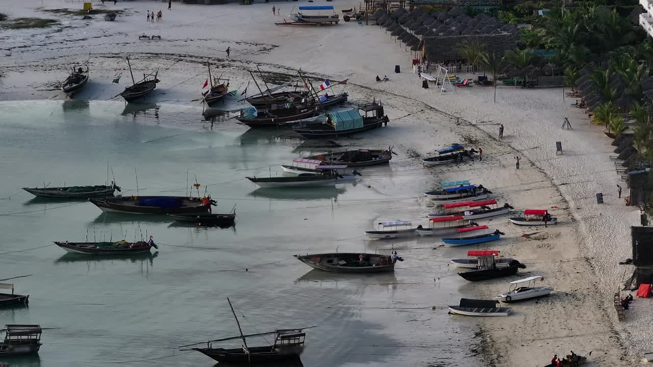 鸟瞰图渔船和热带海岸与沙滩视频下载