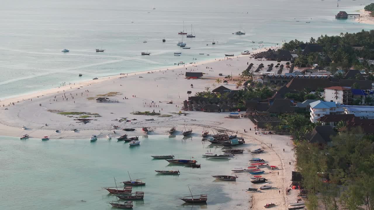 肯德瓦海滩的全景，大海里有很多人和船视频下载