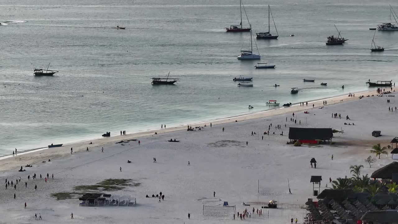 肯德瓦海滩的全景，有很多人和船在水里视频下载