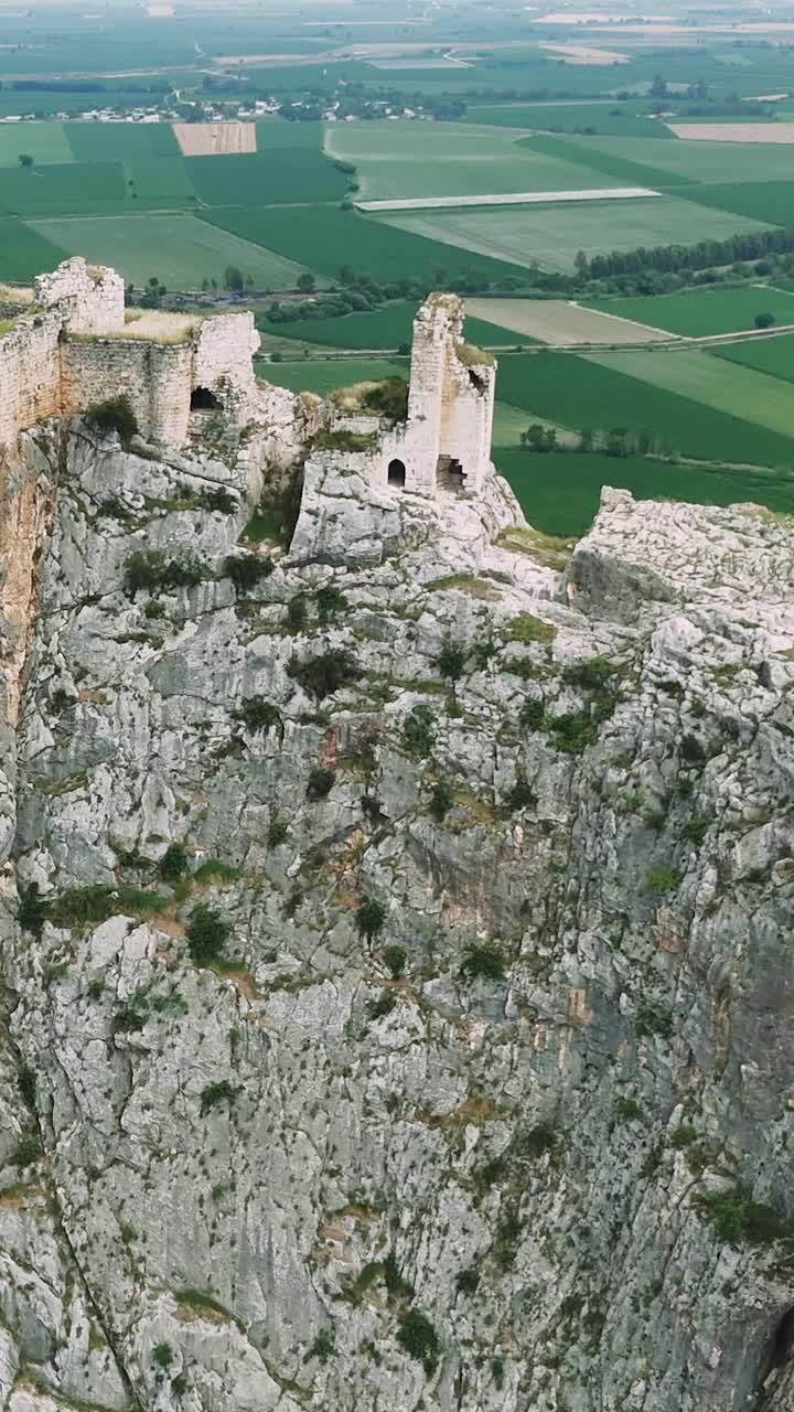 探索阿纳瓦尔扎城堡雄伟的废墟，坐落在阿达纳山顶，土耳其。见证令人惊叹的无人机镜头展示了这座古老堡垒复杂的建筑奇迹视频素材