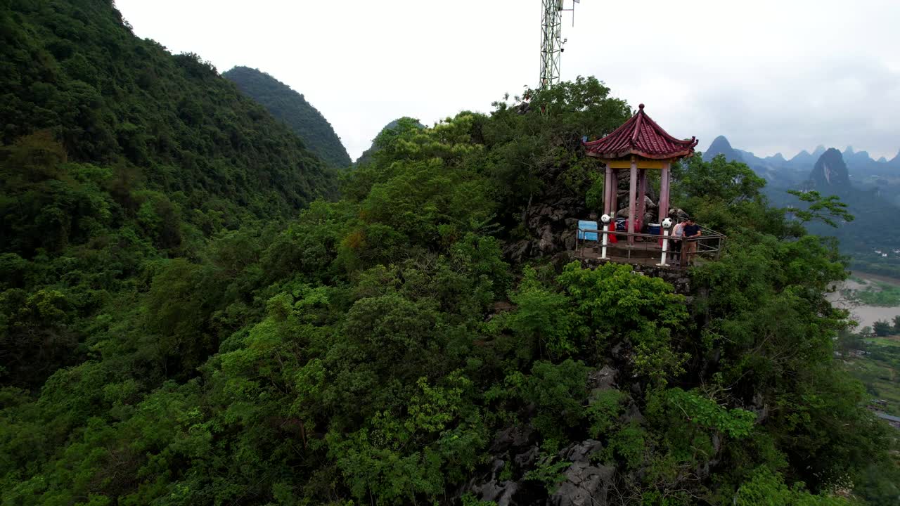 航空视差拍摄的一对夫妇在中国兴平古镇老寨山上的一座宝塔上视频素材