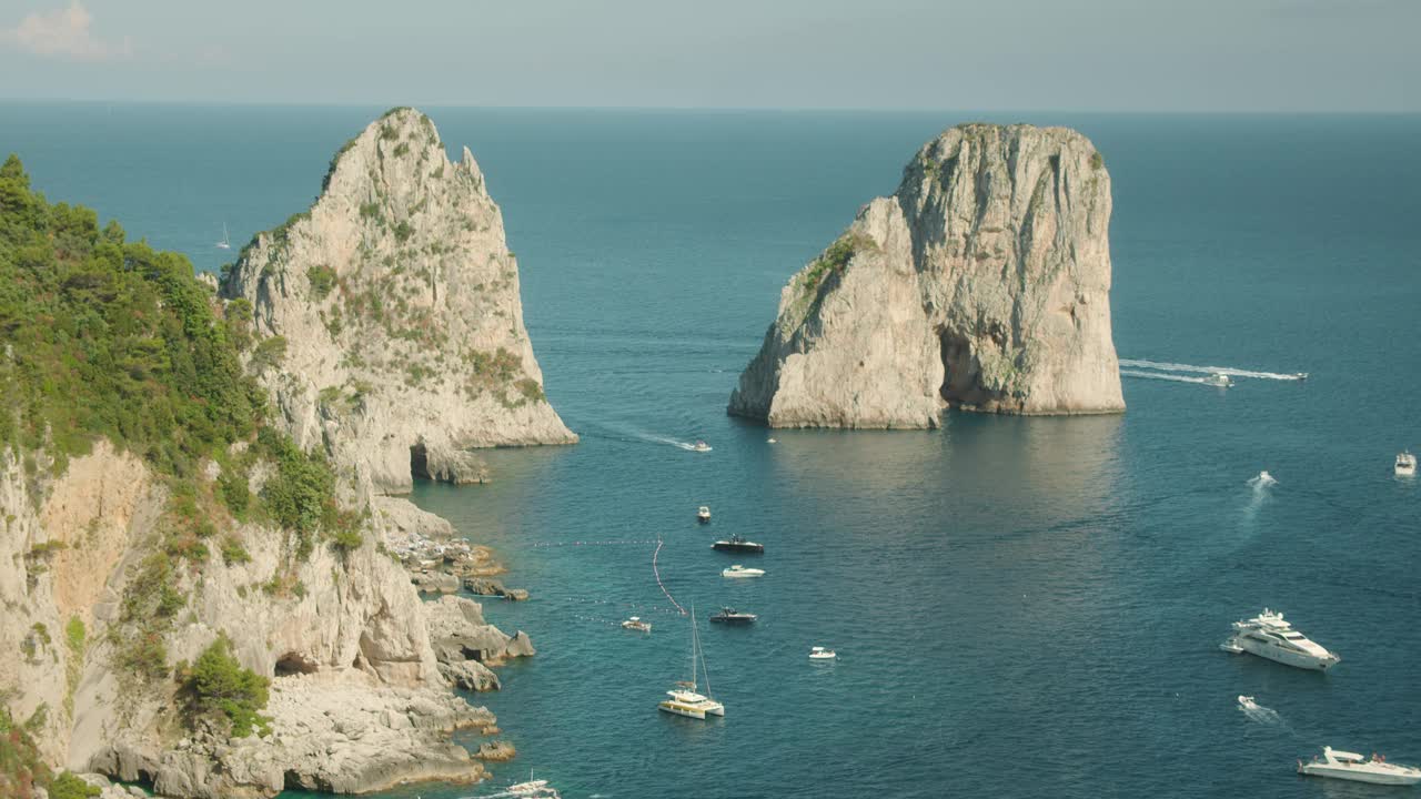 夏天，意大利卡普里岛外蓝色大海中的标志性法拉戈里尼岩石视频素材