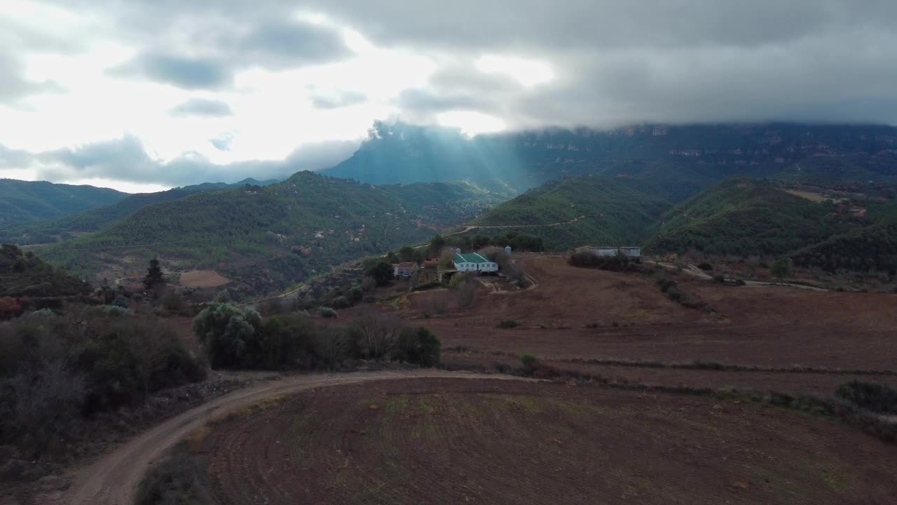 巴塞罗那蒙特塞拉特和马加内尔山脉的一所房子的风景视频素材