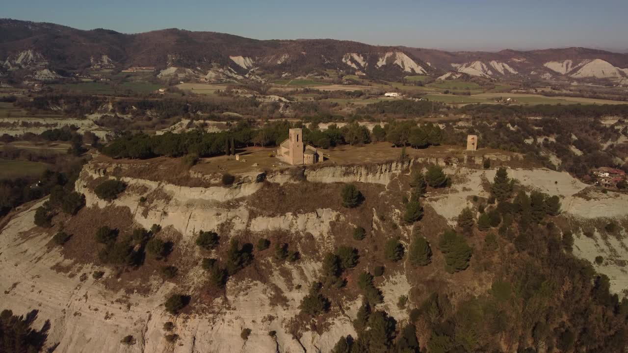 艾尔米塔什和托纳镇被风景秀丽的丘陵和乡村包围，鸟瞰图视频素材