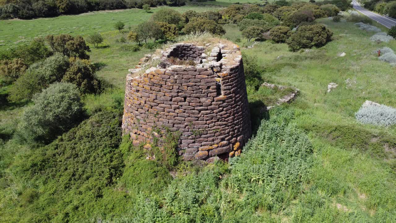 撒丁岛中部基亚拉蒙蒂的Nuraghe Ruju -单塔结构，鸟瞰图视频下载