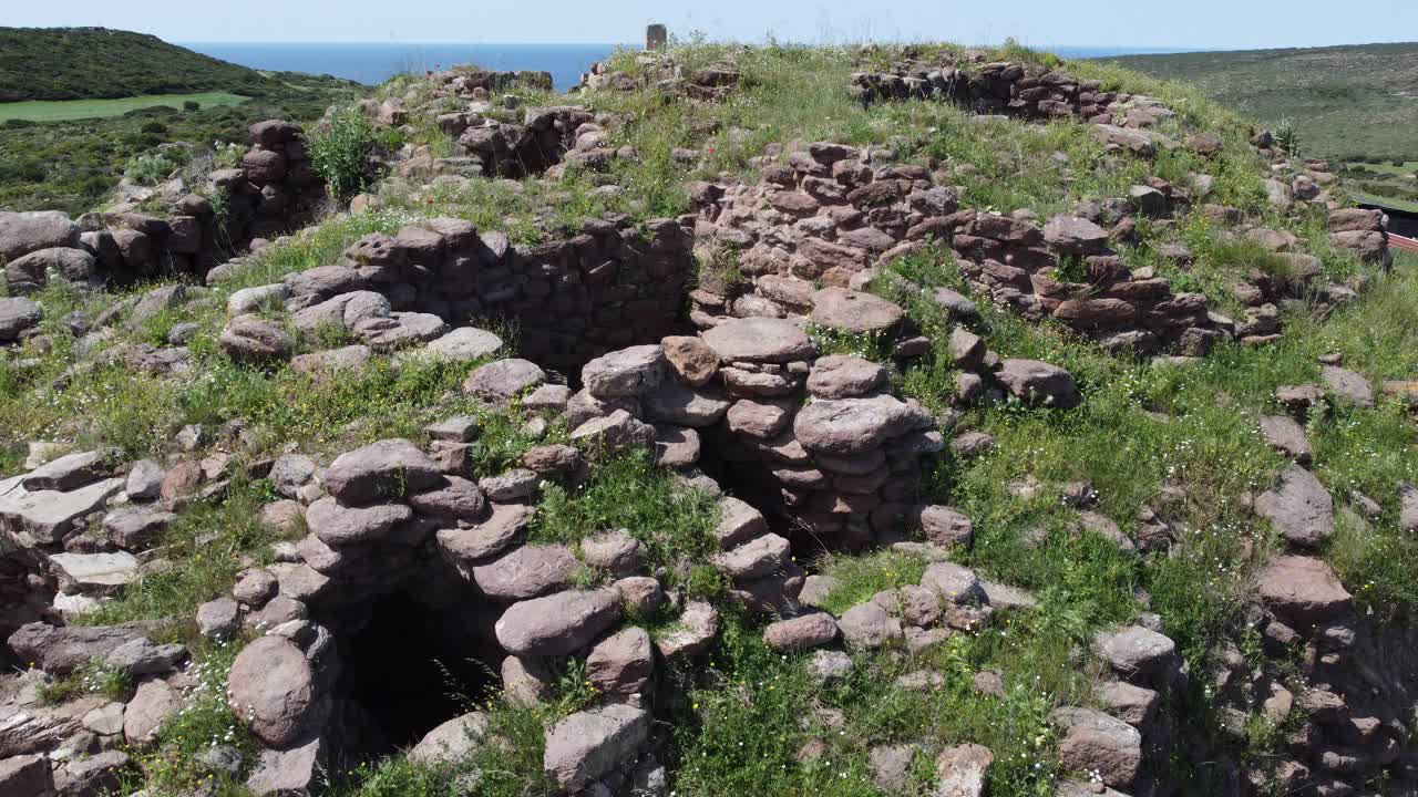 撒丁岛南部gonnesa的nuraghe di seruci鸟瞰图视频下载