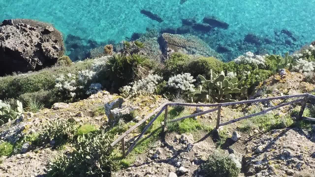 撒丁岛南部Calasetta Mangiabarche灯塔的航拍照片视频下载