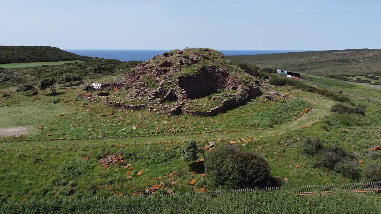 撒丁岛南部gonnesa的nuraghe di seruci鸟瞰图视频下载