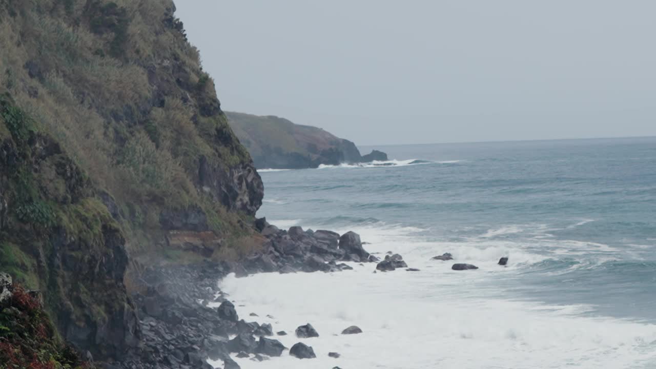 葡萄牙风景优美的海岸景观，有岩石悬崖和海浪视频素材