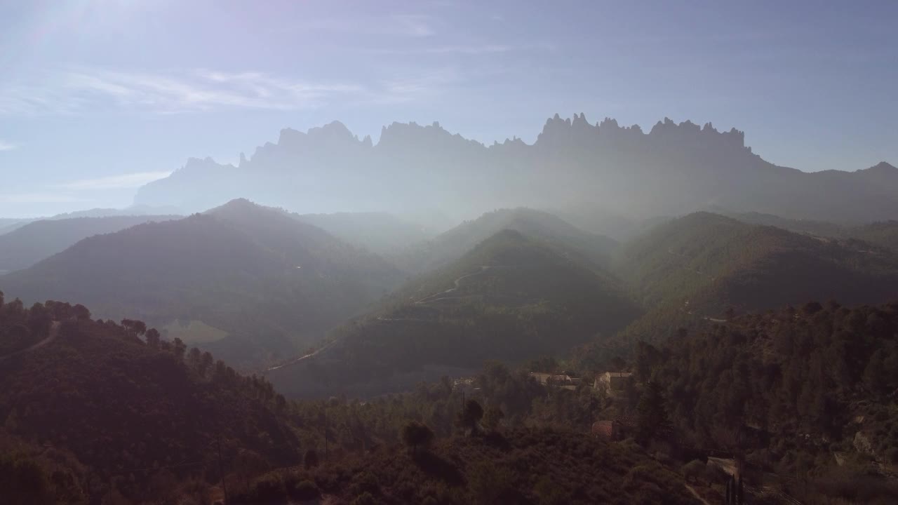 巴塞罗那马加内尔地区的山地景观，晨雾和远处的山峰视频素材