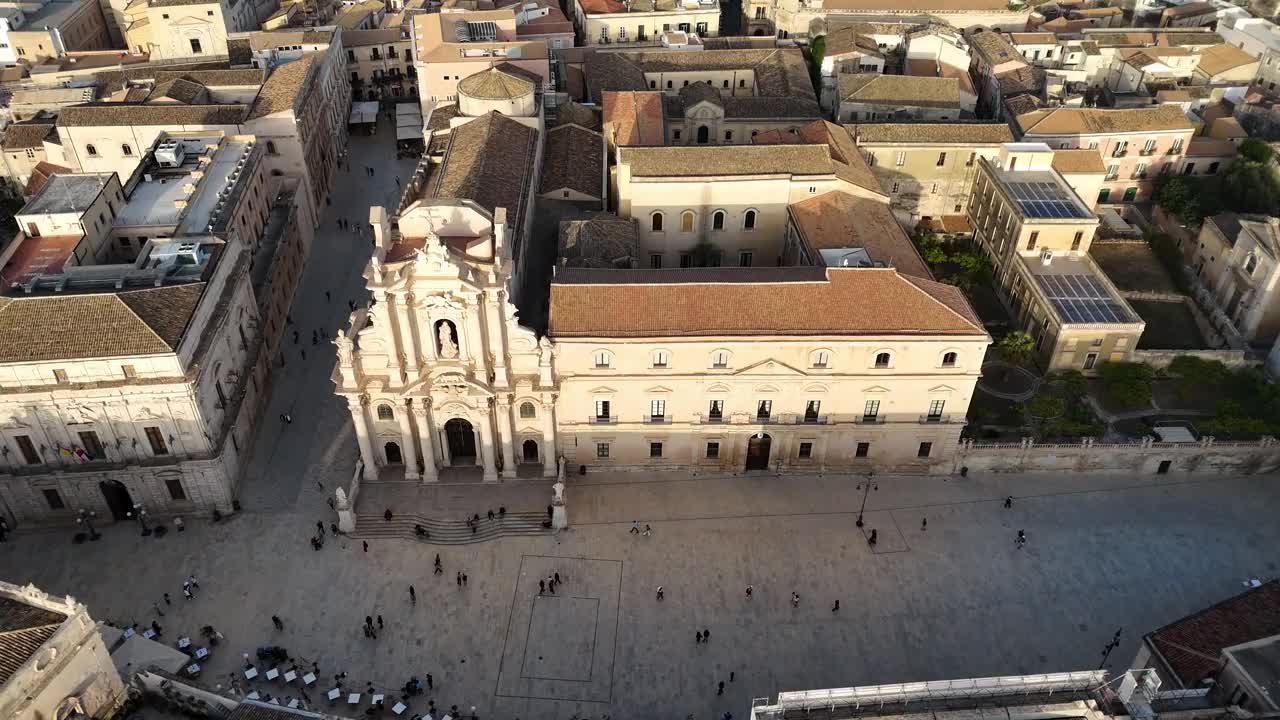 无人机拍摄的锡拉丘兹大教堂(Duomo di Siracusa)，西西里，意大利视频素材