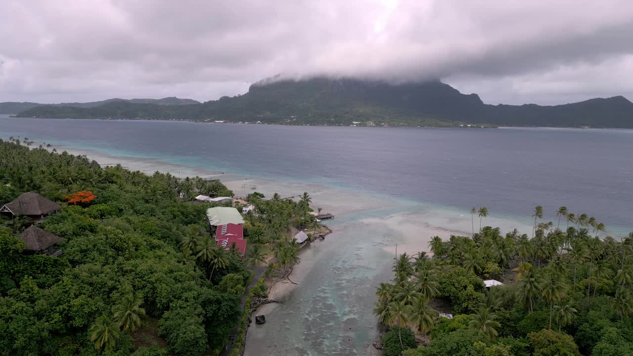 法属波利尼西亚的波拉波拉岛，云层覆盖的奥特马努山鸟瞰图视频素材