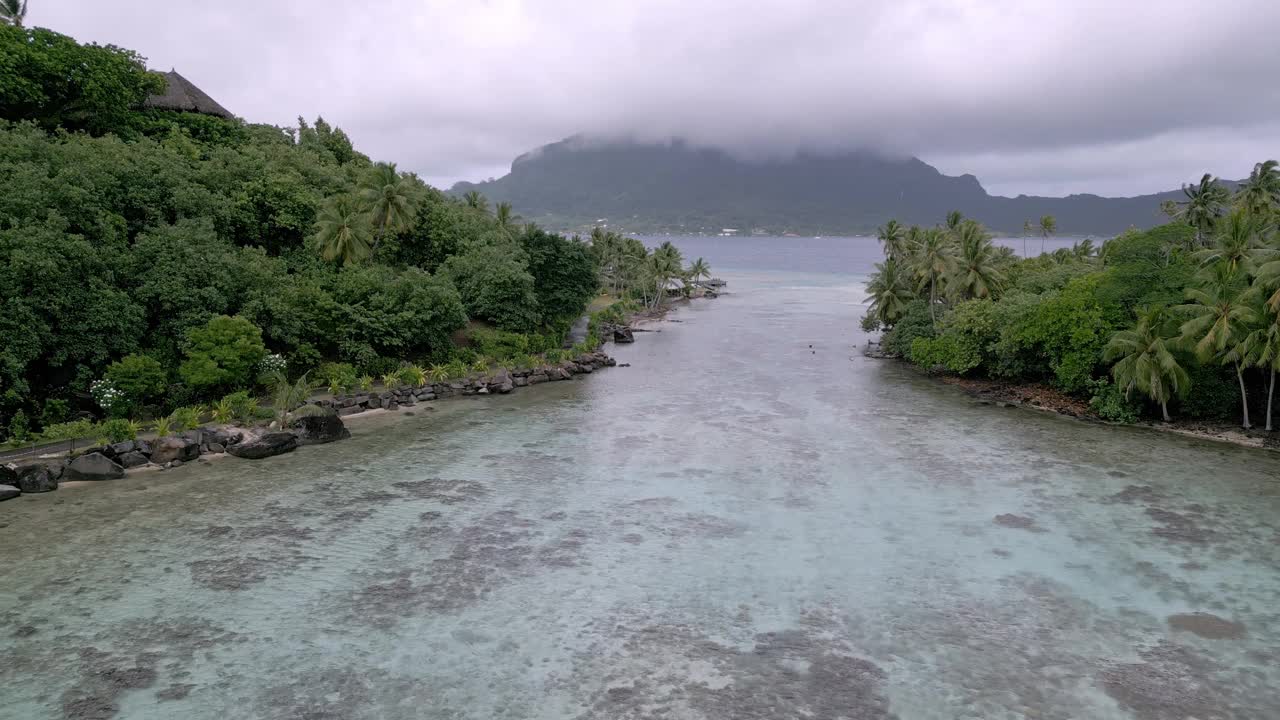 鸟瞰多云的奥特马努山-波拉波拉岛，法属波利尼西亚视频下载