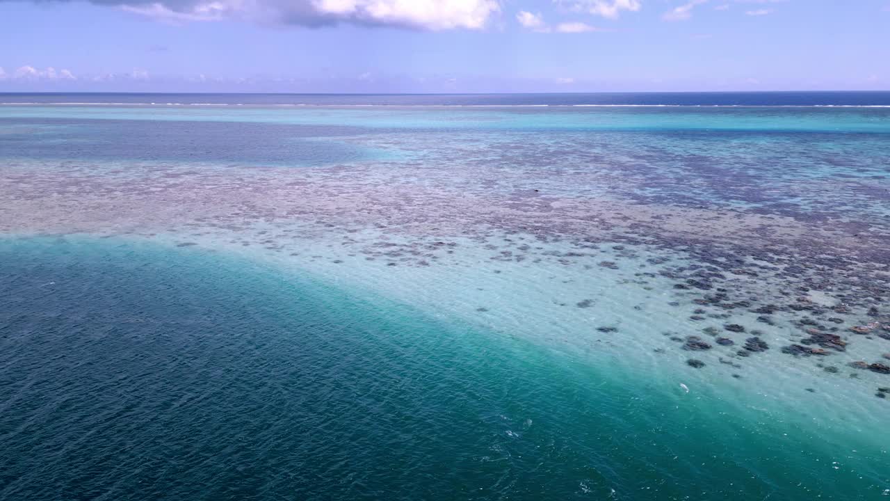 法属波利尼西亚塔希提岛水晶般清澈的海水鸟瞰图视频下载