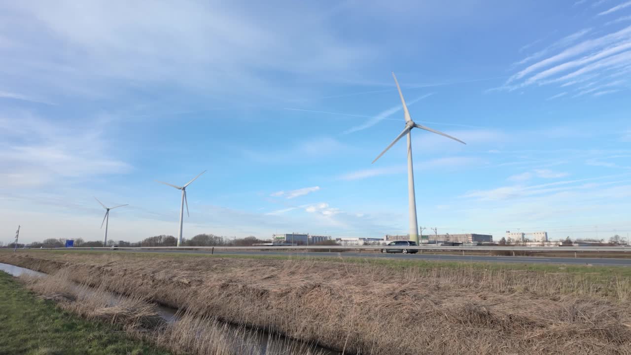 风景优美的乡村景观与自行车道在荷兰-无人机拍摄视频素材