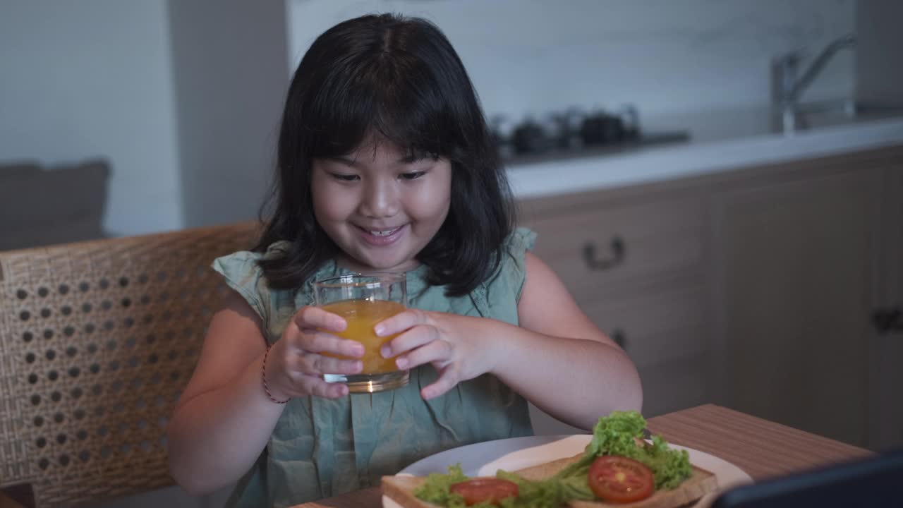 印尼小女孩在家吃早餐视频素材