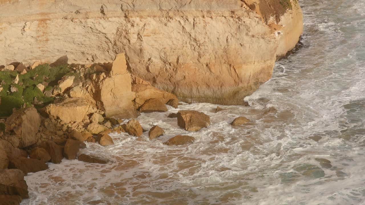 海浪撞击悬崖视频素材