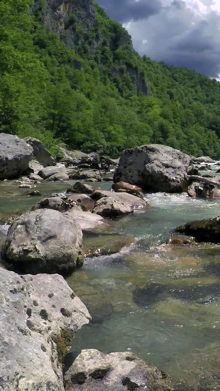 山河峡谷和人们在漂流视频素材